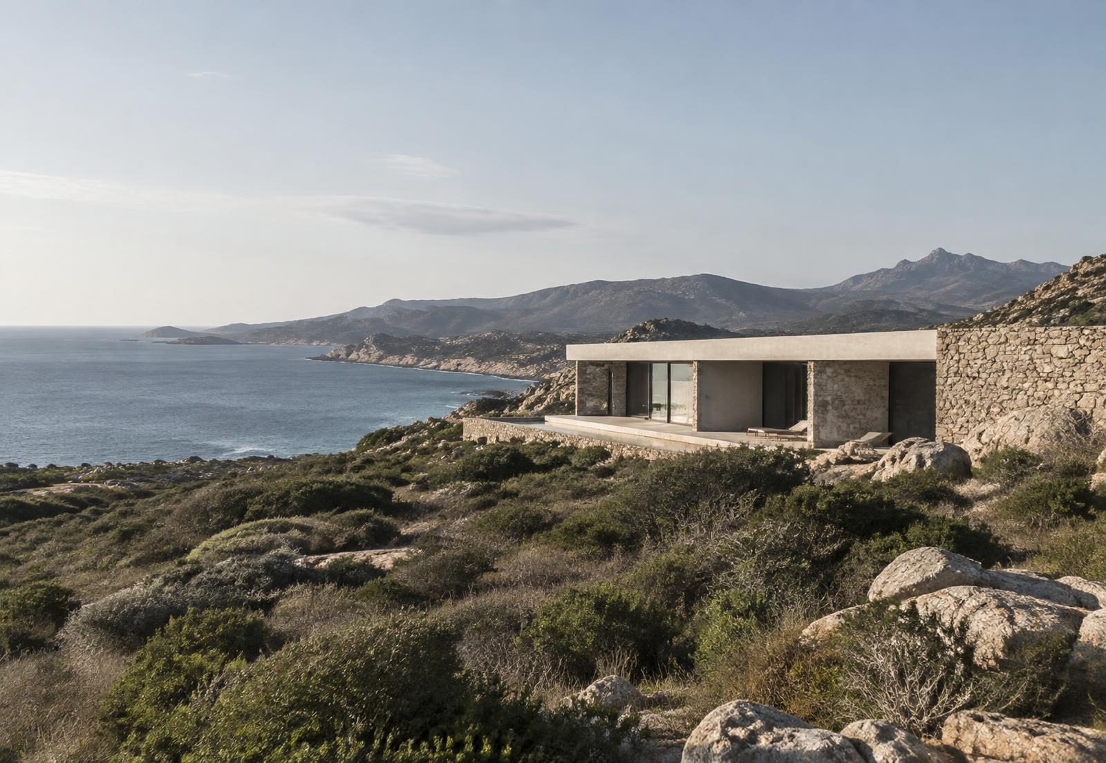 Maison isolée face à la mer en Corse
